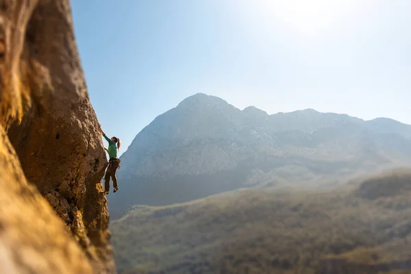Girl Climbs Rock Rock Climbing Turkey Sports Girl Engaged Rock — Fotografia de Stock
