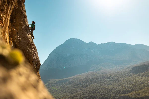 Kız Kayalara Tırmanıyor Kaya Tırmanıyor — Stok fotoğraf