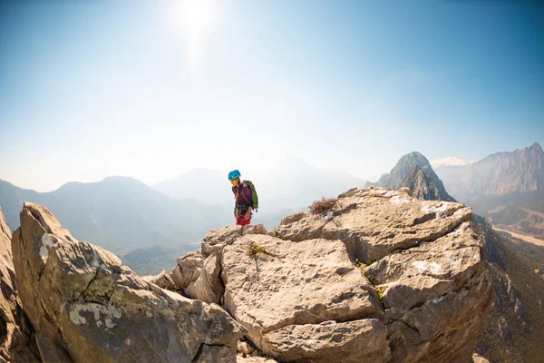 Wandern Den Bergen Ein Mädchen Mit Einem Rucksack Wandert Entlang — Stockfoto