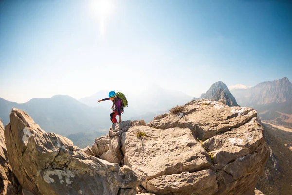 Πεζοπορία Στα Βουνά Ένα Κορίτσι Σακίδιο Περπατάει Κατά Μήκος Μιας — Φωτογραφία Αρχείου