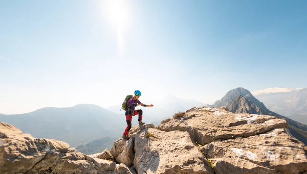 在山上远足 一个背着背包的女孩沿着山脉走着 在山上爬山和爬山 — 图库照片