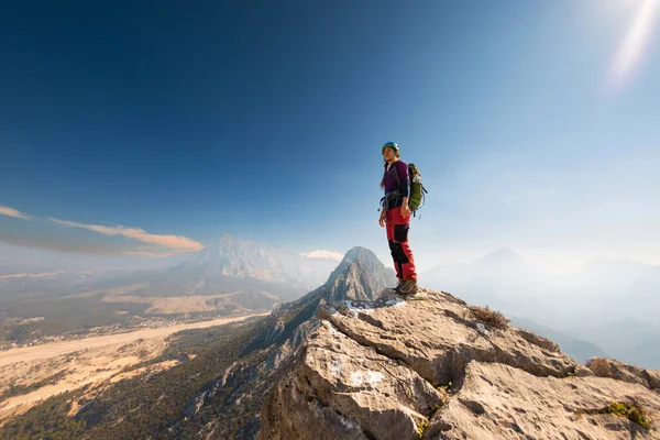 Jovem Alpinista Capacete Com Uma Mochila Fica Topo Uma Montanha — Fotografia de Stock