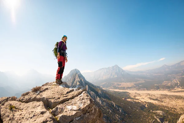 소녀는 헬멧을 등산을 배낭을 하늘을 배경으로 지대에 — 스톡 사진