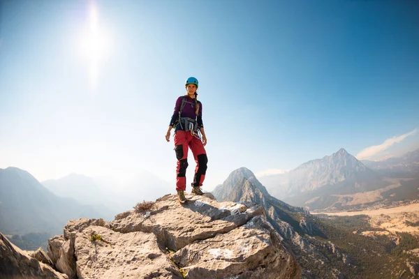소녀는 헬멧을 등산을 꼭대기에 배낭을 섭니다 — 스톡 사진