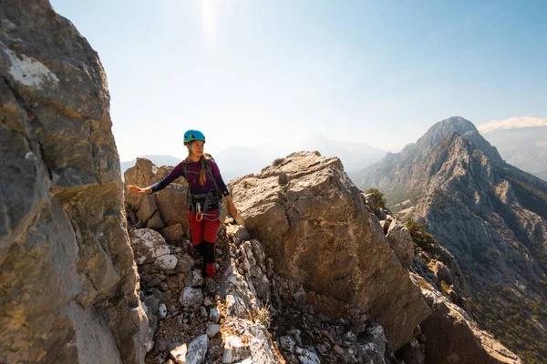 Chica Escaladora Casco Con Una Mochila Encuentra Una Cordillera Contra — Foto de Stock