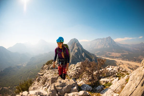 Jovem Alpinista Capacete Com Uma Mochila Fica Topo Uma Montanha — Fotografia de Stock