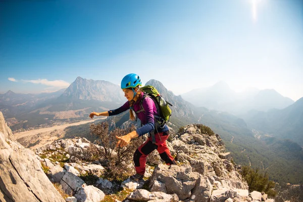 山の中をハイキング リュックを持った女の子が山脈を歩いている 山に登ったりハイキングをしたり — ストック写真