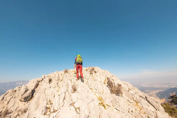 Junges Bergsteigermädchen Mit Helm Und Rucksack Wandert Entlang Einer Bergkette — Stockfoto