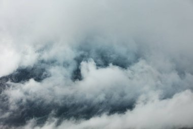 Dağ manzarası. Ormanın üzerinde yağmur bulutları. Türkiye.