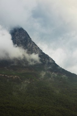 Dağ manzarası. Dağların üzerinden yağmur bulutları yağıyor. Türkiye.