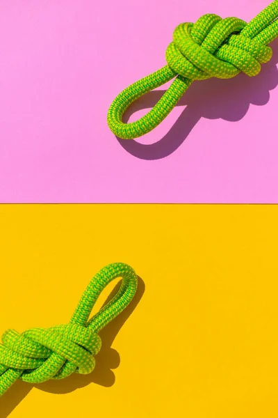 Corda Arrampicata Con Nodo Trova Uno Sfondo Colorato Concetto Affidabilità — Foto Stock