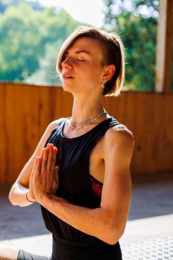 Yogacı kadın. Genç kız yoga yapıyor. Yoga yapıyor. Yoga sınıfında egzersiz yapan bir kız. Etkin yaşam biçimi.