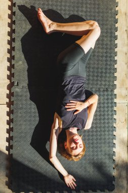 Yogacı kadın. Genç kız yoga yapıyor. Yoga yapıyor. Yoga sınıfında egzersiz yapan bir kız. Etkin yaşam biçimi.