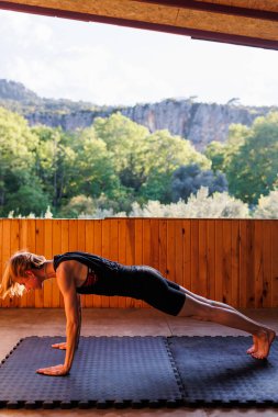 Genç atletik kadın antrenör hatha yoga eğitmeni kişisel eğitim Vasisthasana, yan tahta, kol bacak desteği, denge duruşu, modern spor salonu, sağlıklı yaşam tarzı konsepti