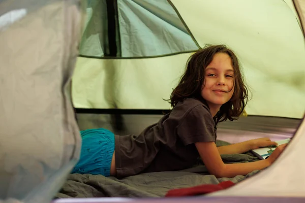 Семейный Отдых Путешествия Радостный Мальчик Лежит Палатке Путешествовать Детьми Туризм — стоковое фото