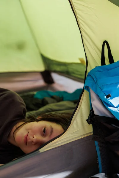 家族の休暇と旅行 楽しい少年はテントの中にいる 子供と一緒に旅行する 森をハイキングしてテントの中で生活しています 冒険と休暇のコンセプト — ストック写真