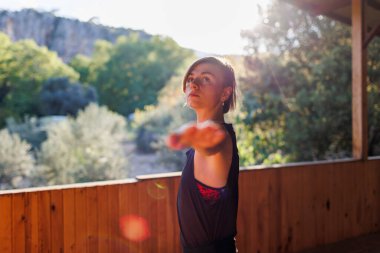 Yogacı kadın. Genç kız yoga yapıyor. Yoga yapıyor. Yoga sınıfında egzersiz yapan bir kız. Etkin yaşam biçimi.
