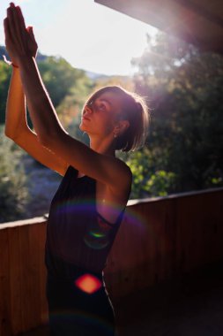 Yakın plan. Yogadan sonra kısa saçlı ve boynunda mücevherlerle çekici bir genç kızın portresi. Sokakta yoga dersleri. sağlık ve güç kavramı.
