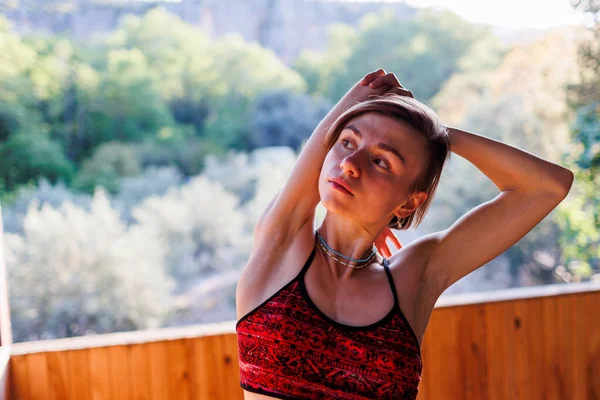 Yogakvinna Ung Flicka Gör Yoga Flickan Gör Lutning Sidan Yogaklasser — Stockfoto