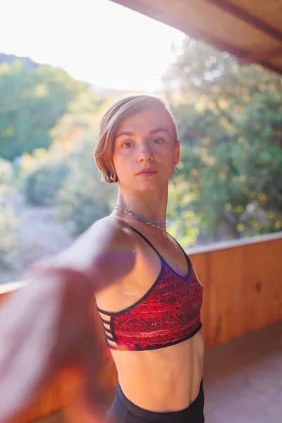 Ung Atletisk Kvinna Tränare Praktiserar Yoga Instruktör Individuell Workout Balancing — Stockfoto