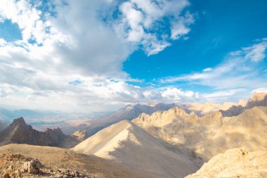 Aladaglar Ulusal Parkı. Bulutlu dağ manzarası. Buzul dağları, tepeler. Seyahatleri aktarın. Aladaghlar 'a gidiyorum. Türkiye