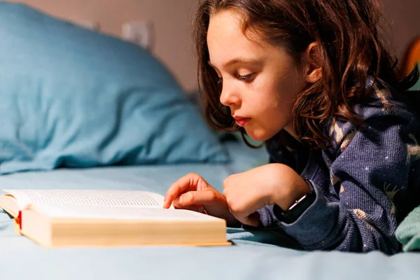 Ребенок Читает Книгу Перед Сном Детская Книга Чтения Постели Дети — стоковое фото