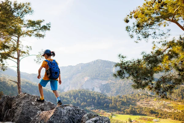Criança Viajante Turista Com Uma Mochila Vai Longo Caminho Montanha — Fotografia de Stock