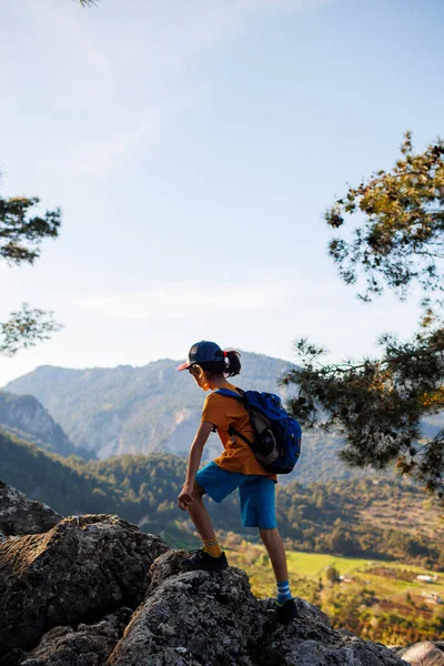 Подорожня Дитина Турист Рюкзаком Йде Гірській Стежці Пішохідний Активний Здоровий — стокове фото