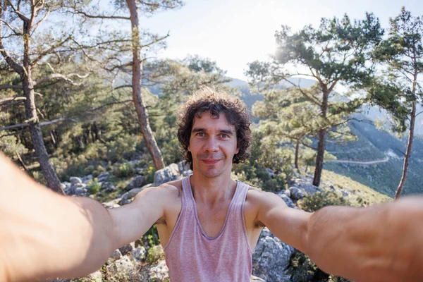 Feliz Turista Toma Una Selfie Bosque Hombre Toma Una Selfie — Foto de Stock