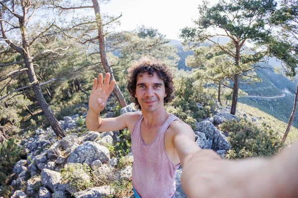 Heureux Touriste Masculin Prend Selfie Dans Forêt Homme Prend Selfie — Photo