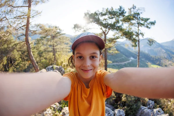 Rapaz Giro Tira Uma Selfie Com Telemóvel Viagem Para Montanhas — Fotografia de Stock