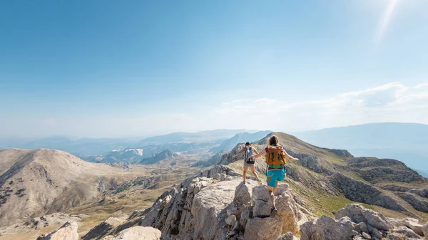 Sırt Çantalı Iki Kız Dağ Yolunda Yürüyor Yürüyüş Tatil Macerası — Stok fotoğraf