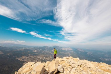 Sırt çantası ve dağlarda miğferi olan bir kadın tırmanıcı. macera ve dağcılık konsepti. Dağlarda bir sırt çantasıyla yürüyüş yapmak. Türkiye dağları.