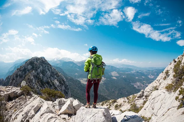 登山家は山の上に立っている ヘルメットとリュックの山に登る少女 山の中の冒険とハイキングという概念です トルコ — ストック写真