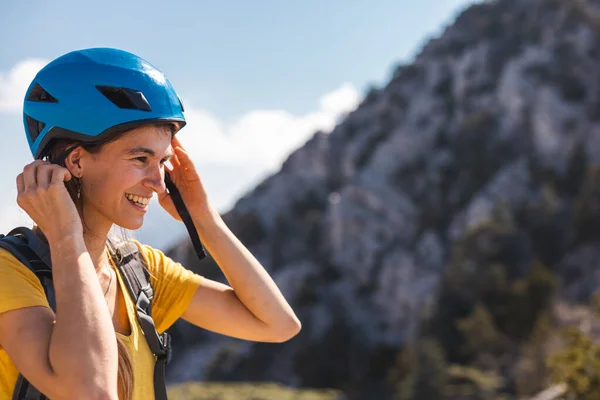 Girl Puts Helmet Mountaineering Climbing Safety Extreme Sports Outdoor Sports — Stock Photo, Image