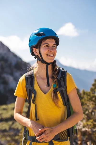 Πορτραίτο Γυναίκας Κράνος Για Ορειβασία Και Αναρρίχηση Στο Φόντο Των — Φωτογραφία Αρχείου