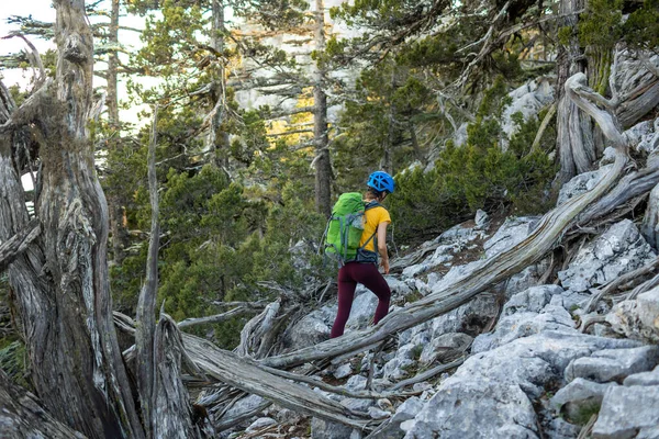 Γυναίκα Ορειβάτης Σακίδιο Και Κράνος Στα Βουνά Περιπέτεια Και Ορειβασία — Φωτογραφία Αρχείου