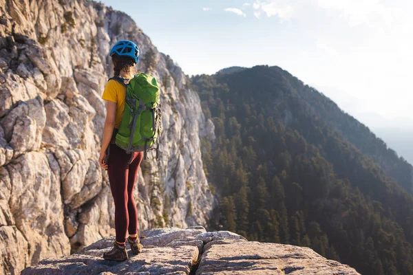 Alpinista Fica Topo Montanha Menina Alpinista Capacete Com Uma Mochila — Fotografia de Stock