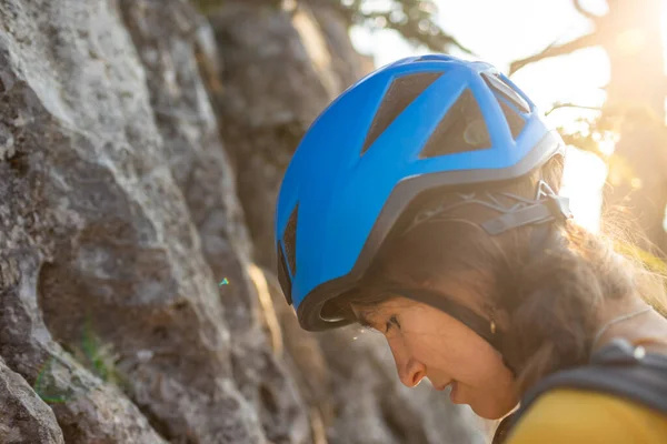 青いヘルメットのクローズアップでロッククライマーの女の子の顔 登山と登山 スポーツアドベンチャーのコンセプト — ストック写真
