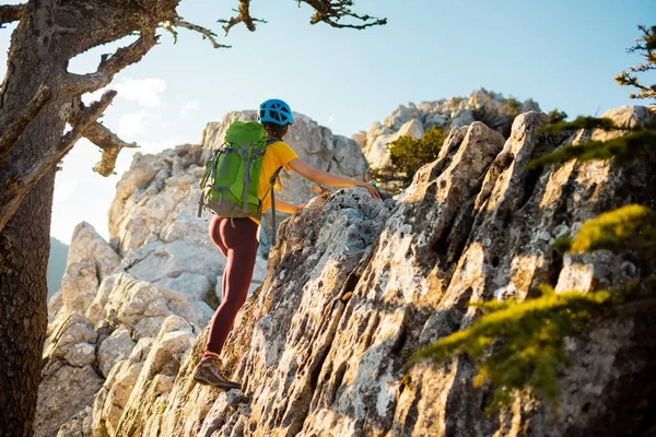 Klimmer Gaat Langs Rotsachtige Bergkam Meisje Klimmend Bergen Het Concept — Stockfoto