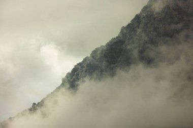 Dağ manzarası. Dağların üzerinden yağmur bulutları yağıyor. Türkiye.