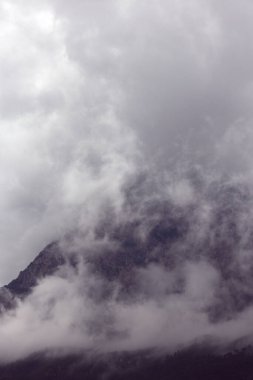 Dağ manzarası. Dağların üzerinden yağmur bulutları yağıyor. Türkiye.