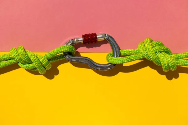 Mosquetón Con Una Cuerda Encuentra Sobre Fondo Color Equipamiento Para —  Fotos de Stock