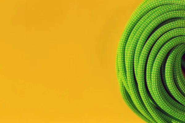 Green Rope Rock Climbing Mountaineering Lies Colored Background Background Image — Foto Stock