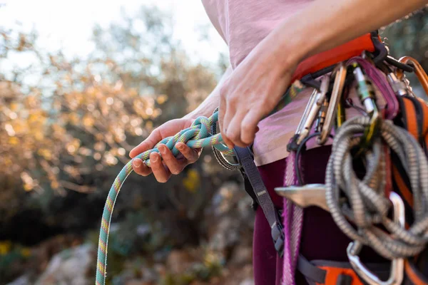Climber Tying Knot Climbing Close Rock Climber Harness Climbing Equipment — Stock Photo, Image
