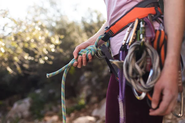 Скелястий Альпініст Готує Обладнання Скелелазіння Жінка Тримає Мотузку Руках Альпініст — стокове фото