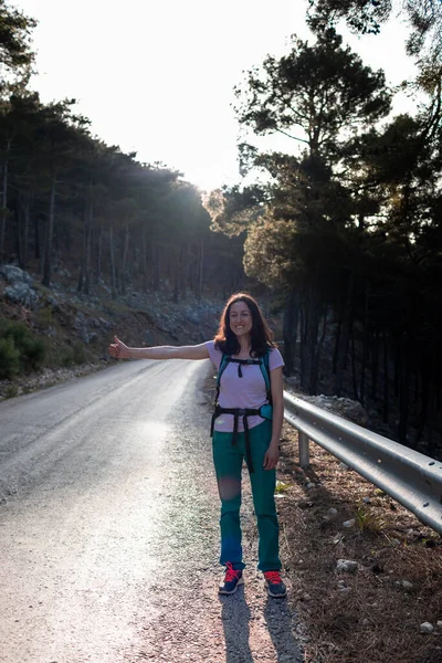 Kız Yolda Durur Arabayı Durdurur Otostop Yapar Bir Kadın Sırt — Stok fotoğraf