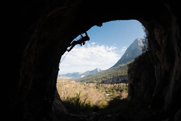 Ορειβάτης Αναρρίχηση Βράχο Άνθρωπος Κάνει Ολυμπιακό Άθλημα Φυσικό Έδαφος Δύναμη — Φωτογραφία Αρχείου