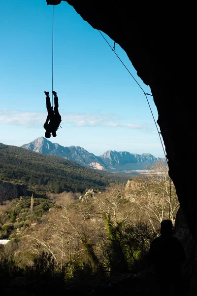 Dağcı Bir Ipe Tutunur Sporcu Bir Mağarada Zorlu Bir Tırmanış — Stok fotoğraf
