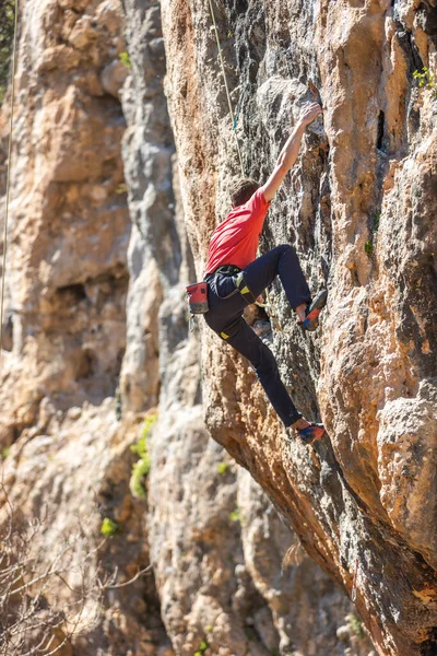 Ein Starker Mann Klettert Eine Schwierige Kletterroute Klettern Als Olympische — Stockfoto